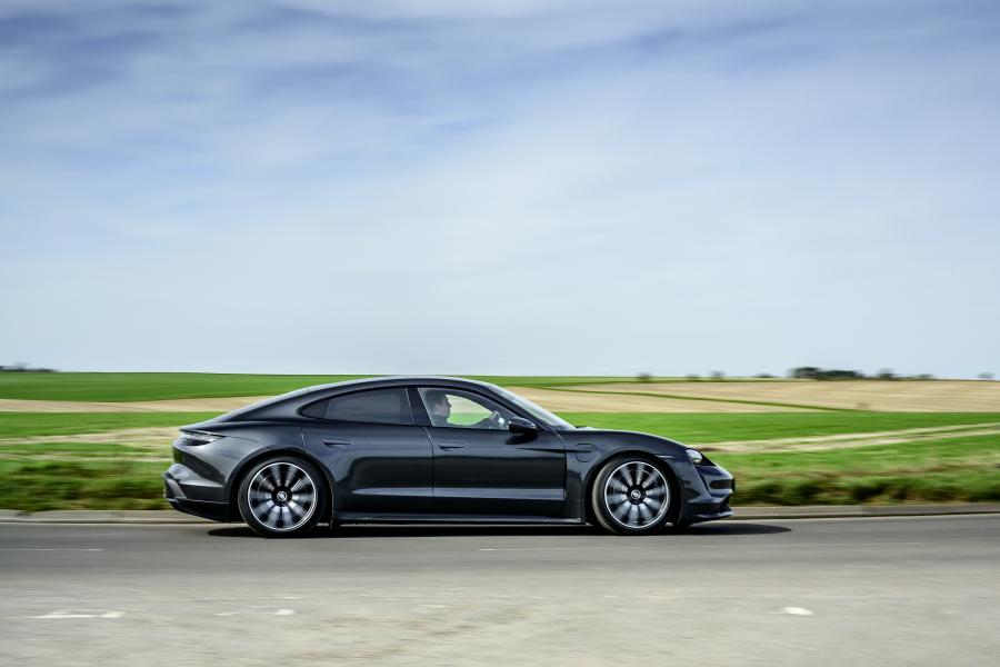  Porsche Taycan Turbo 2020 года  (UK) (фото 17 из 40)